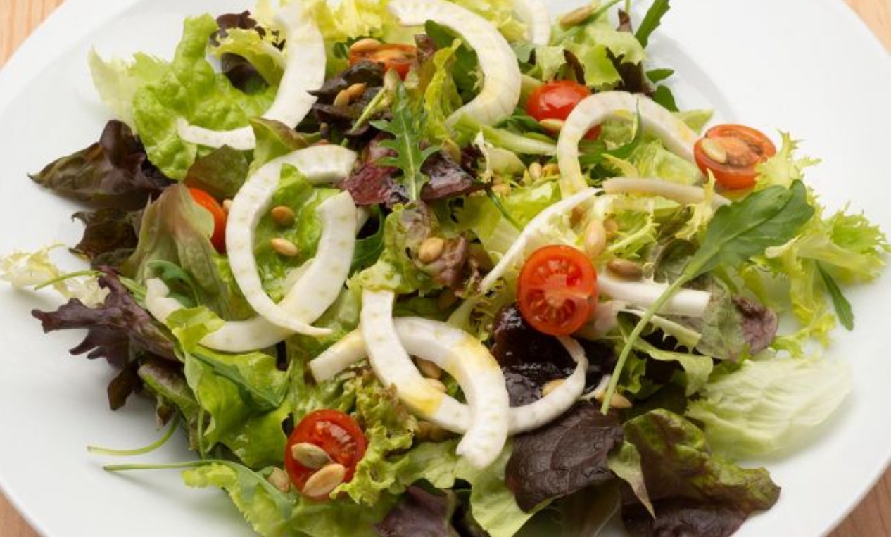 Ensalada de lechugas variadas e hinojo, acompañado de salchichas al vino blanco con cebolla